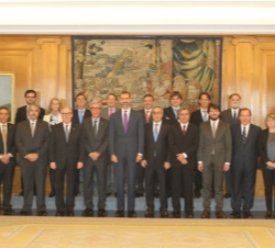 Fotografía de grupo de Don Felipe con el alcalde de Tarragona, Josep Félix Ballesteros Casanova y los miembros del Comité Organizador de los "Jue